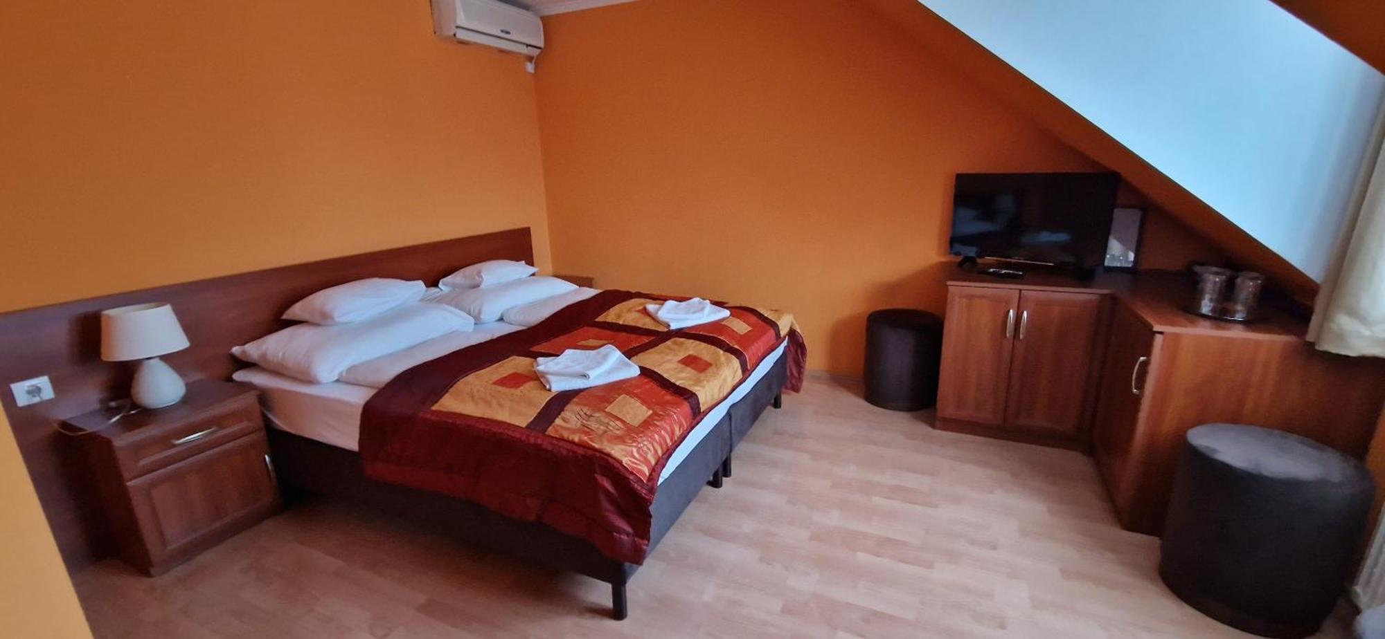 Hotel Patonai Fertőd Eksteriør bilde